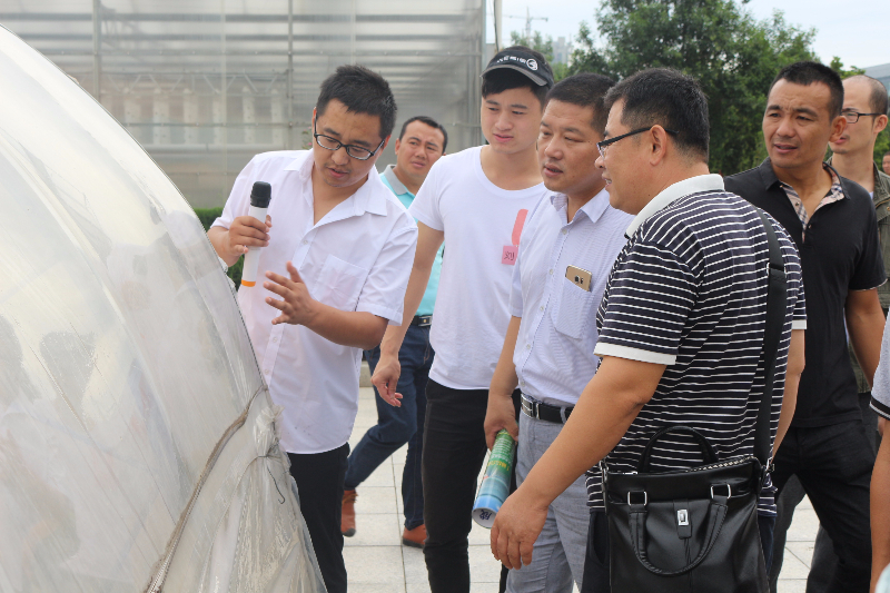 賈少華老師在基地給學(xué)員實(shí)地講解溫室的選擇與建造